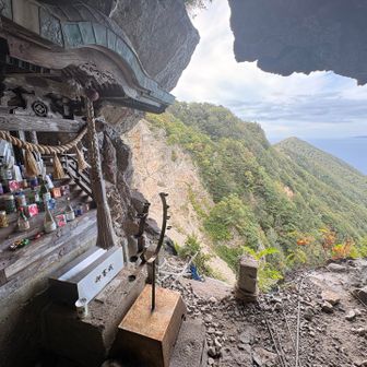 崖の真ん中に
この大穴掘って建てるとか
神秘的すぎる
10人は余裕で入れると思う