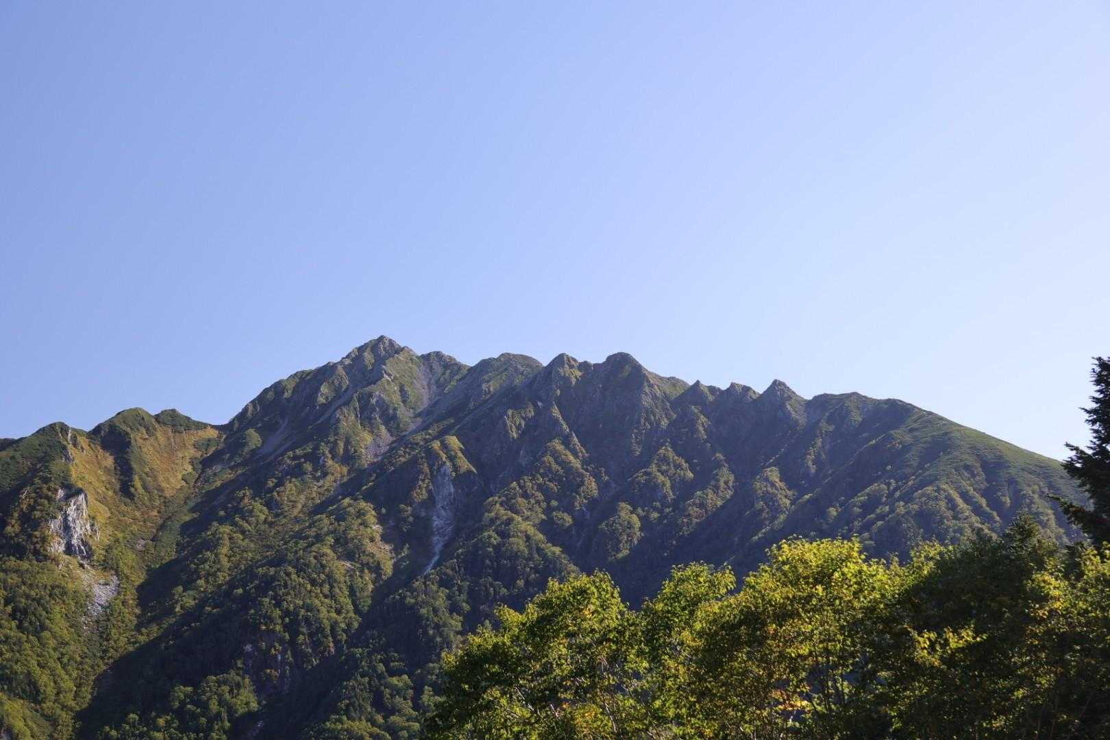 西穂高連峰
左端が西穂高岳主峰
真ん中辺りのやや丸っこいのが今回目的地の独標
そこから先は我々には禁断の地😭