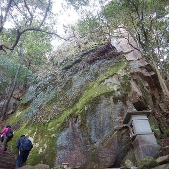 風吹き岩と大師堂（右下）