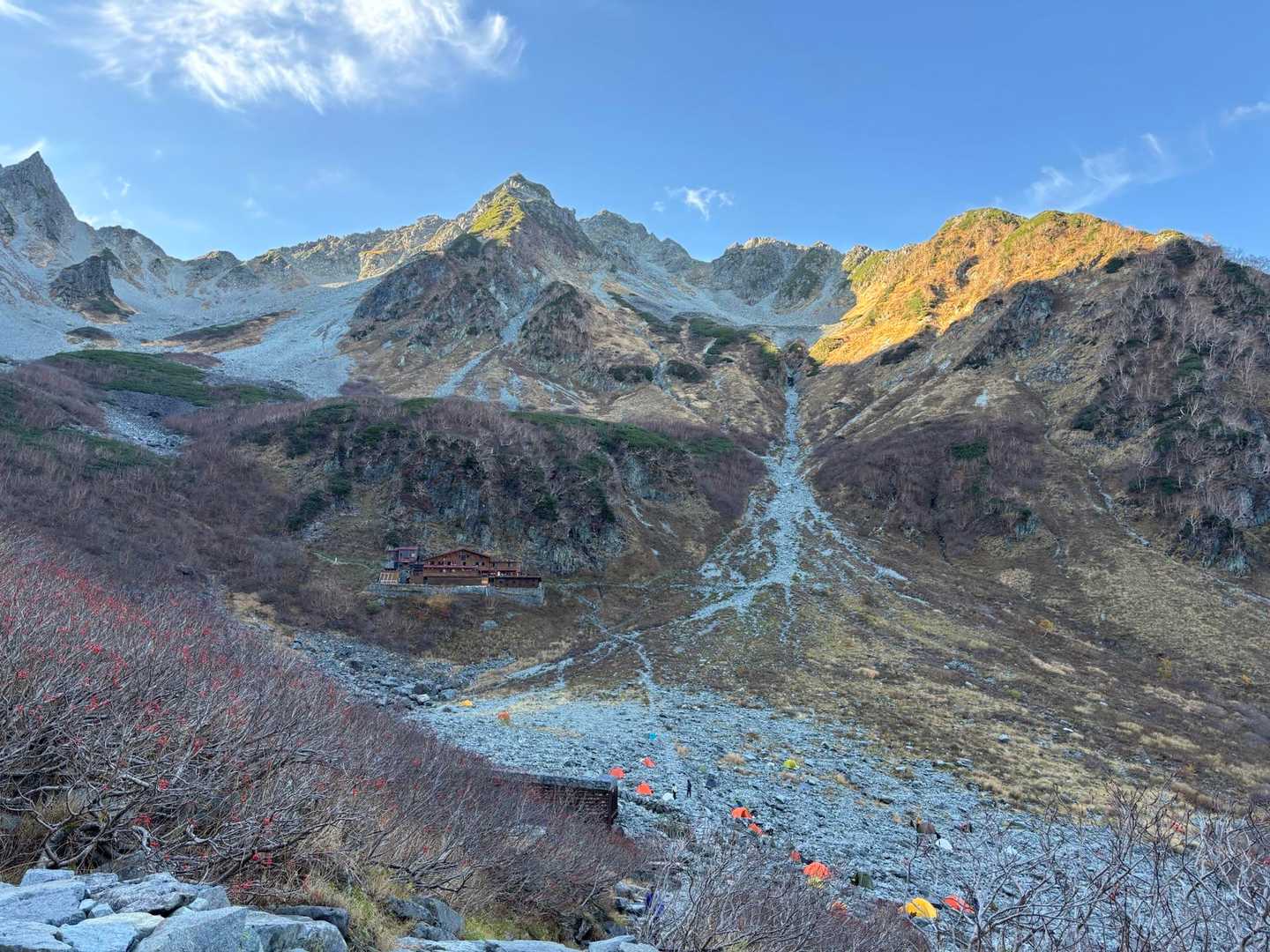 涸沢小屋🛖から見上げてしまいます！