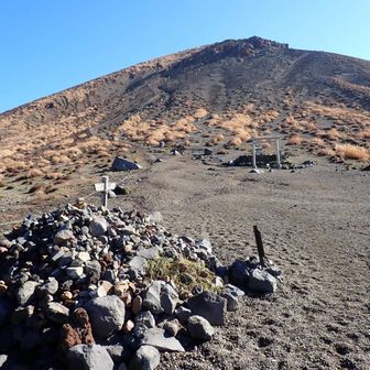 青空の高千穂峰