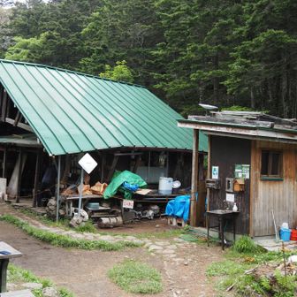 焼岳小屋はまだ営業していませんでしたが、トイレは使用できました