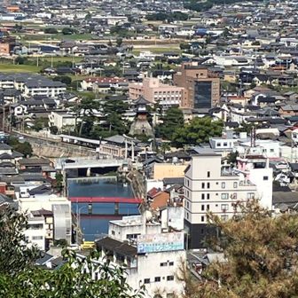 高灯篭が見えます。