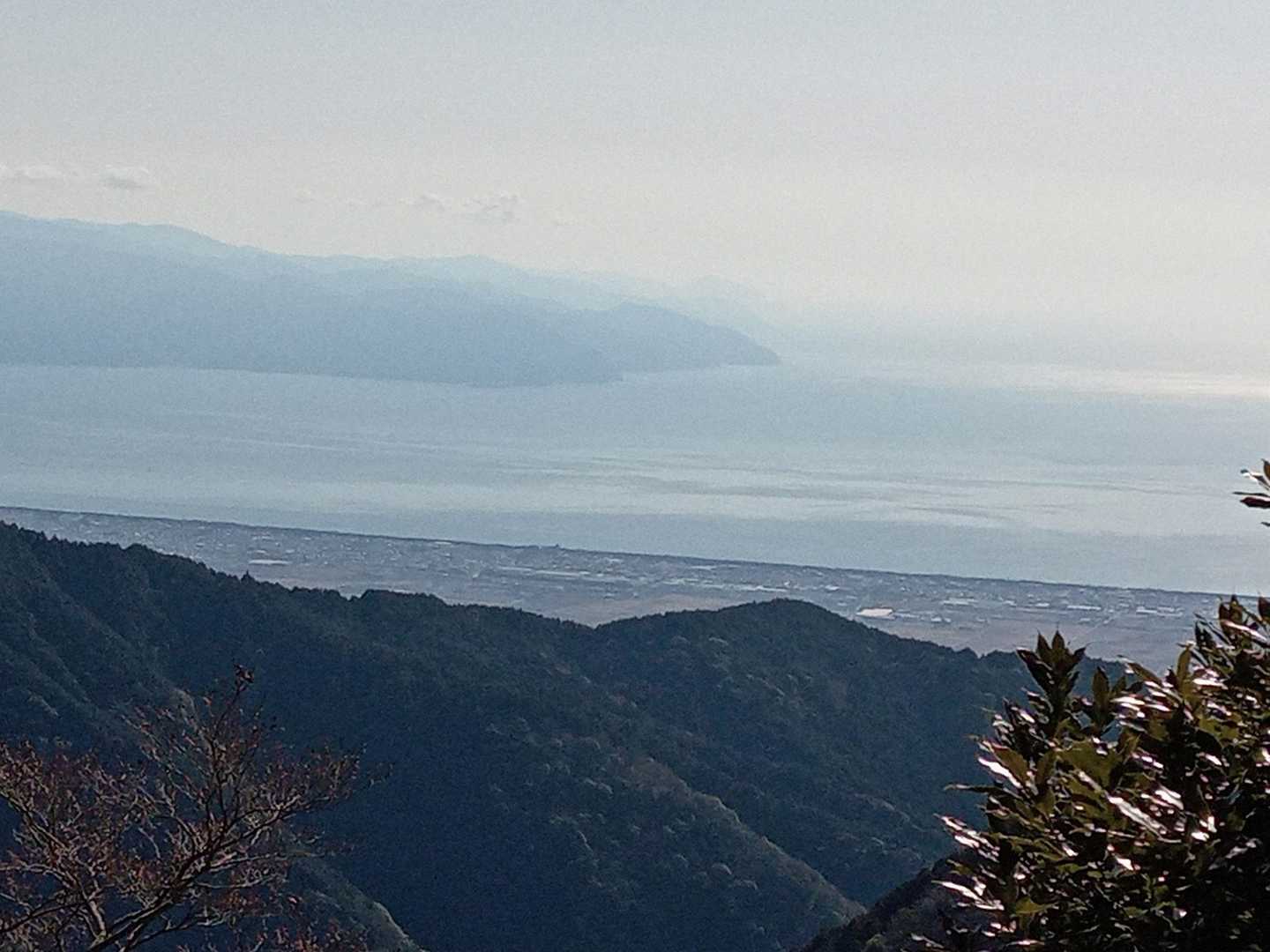 下山中に、登りでは気付かなかった展望の良い所が有りました。駿河湾越しの伊豆半島です。