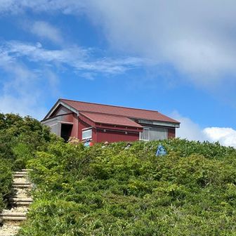 青空に映える避難小屋
きれいなぼっとんトイレありました。