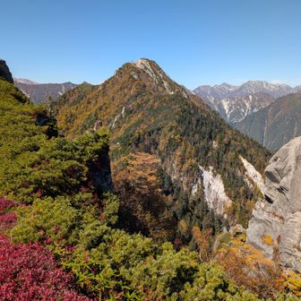 餓鬼岳のコブからの唐沢岳ここからでも標準タイムで往復３時間早い人でも２時間はかかります。出発２時には出ないと厳しいかな。行くと標高差2500メートルになります。帰り渡渉の辺り真っ暗だと迷いそうだったので行きませんでした。
