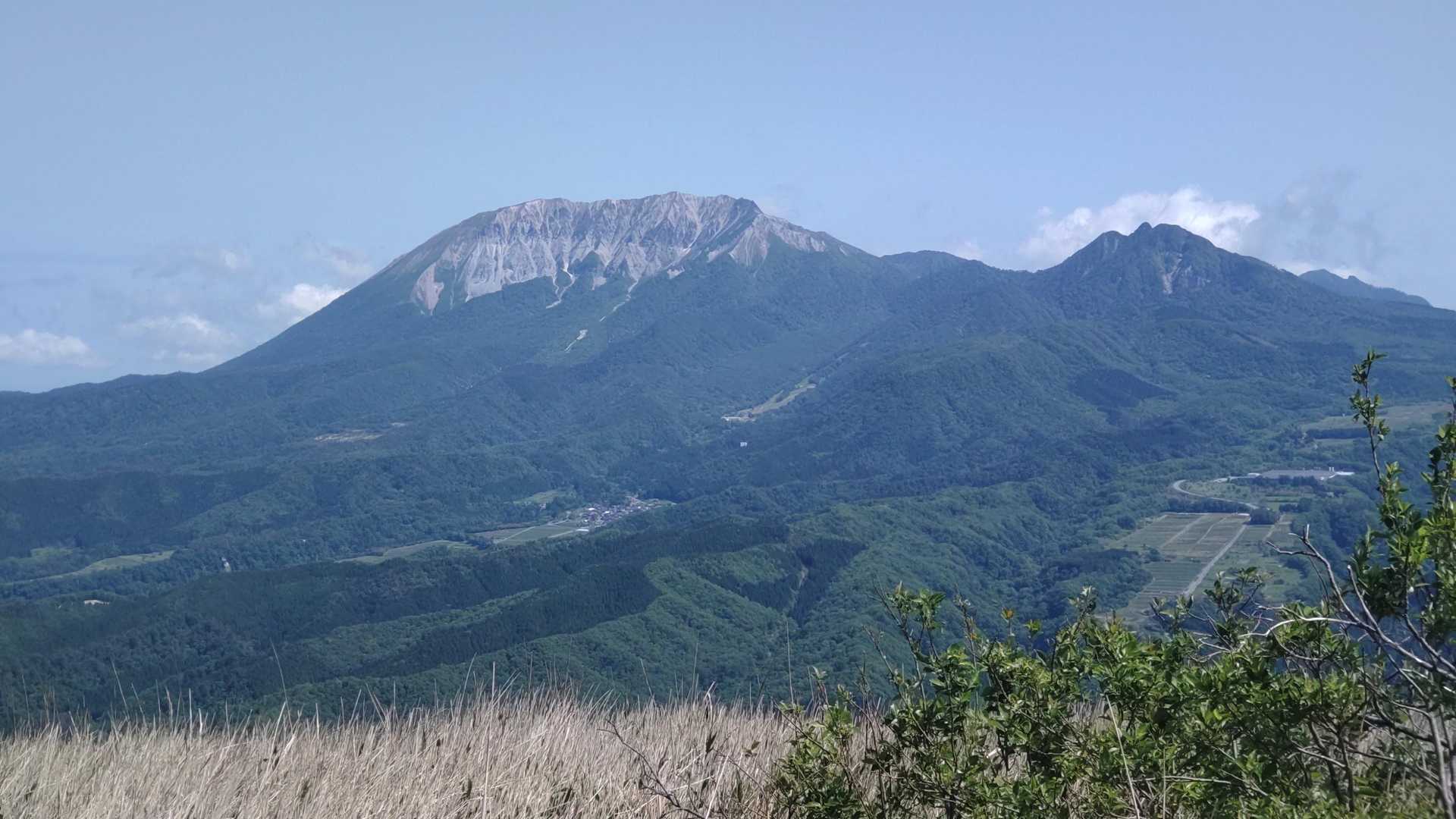 山頂からの大山と烏ヶ山🤗