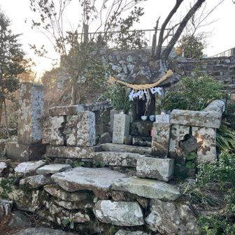 山頂手前の祠に🙏
