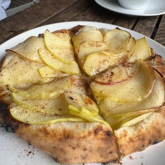 リンゴのデザートピッツァ🍎🍕
焼くことで甘みを増したリンゴにとろみのあるバター、シナモン、たっぷりのハチミツ🍯がかかって、甘ったるさのない絶にして妙なバランスの豊かで奥行きのある甘みで、こちらも秀逸❗️
絶対また来よ♪