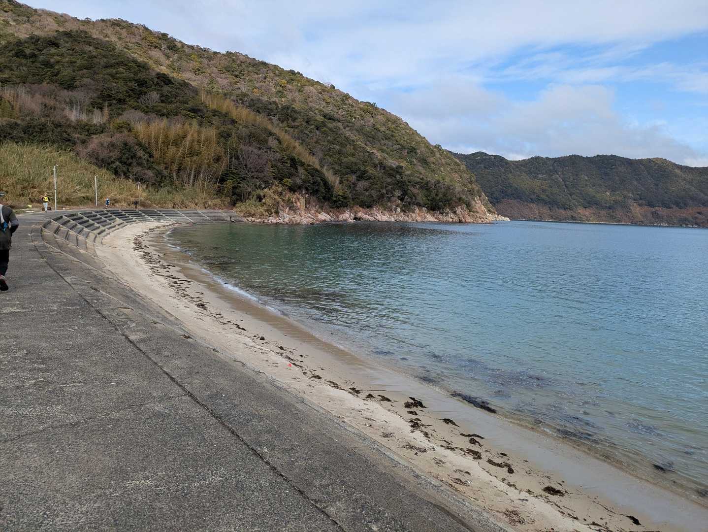 こんな海際の道も通りますよ〜🌊