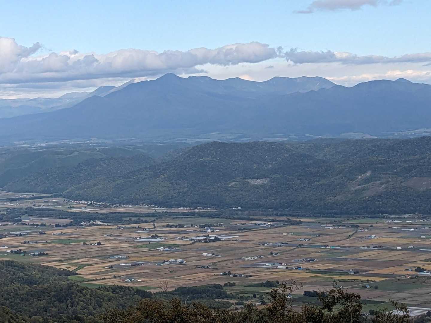 十勝岳連峰と富良野盆地