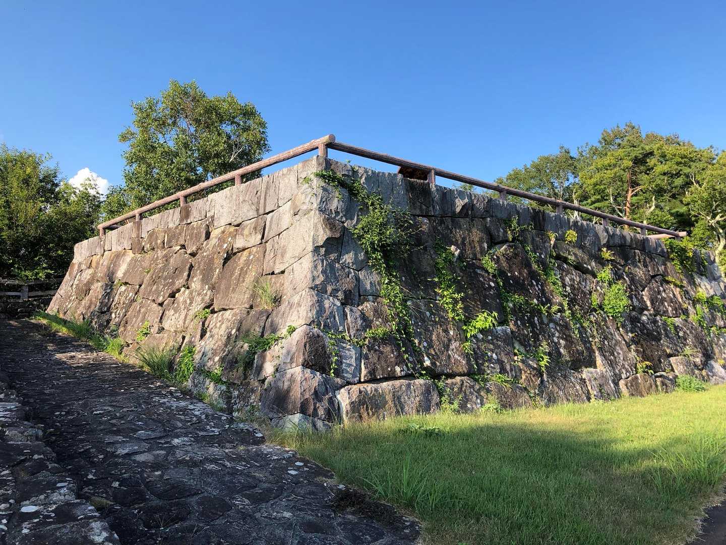 永明寺山の山頂が見えてきました。