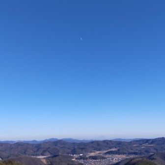 遠くに筑波山。
風もなくて暖かくて
スタート場所の天空テラスが下に見えるので
適度にひとけもあって安心です。

のーんびり嬉しいな🥰