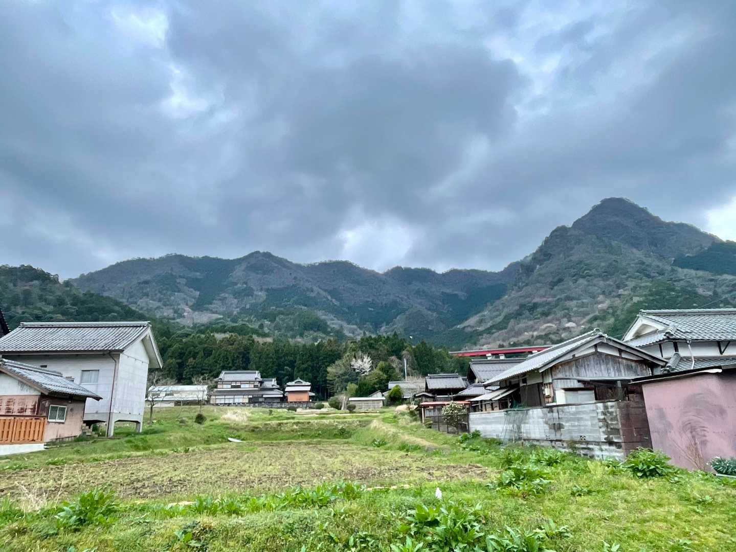 降りてみるとあっという間だったな😄
登った⛰⛰を眺めながら下道をトボトボあるく至福タイム✨
なかなか濃縮✨