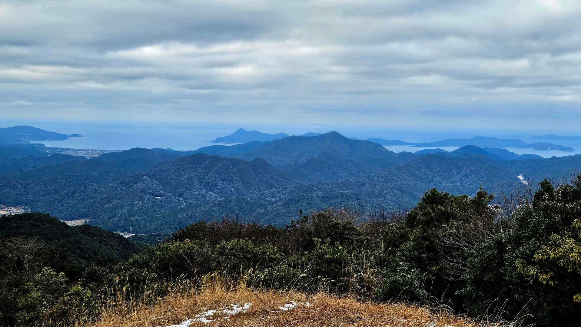 右手奥の尖りは、先ほど登った高山だッ❗