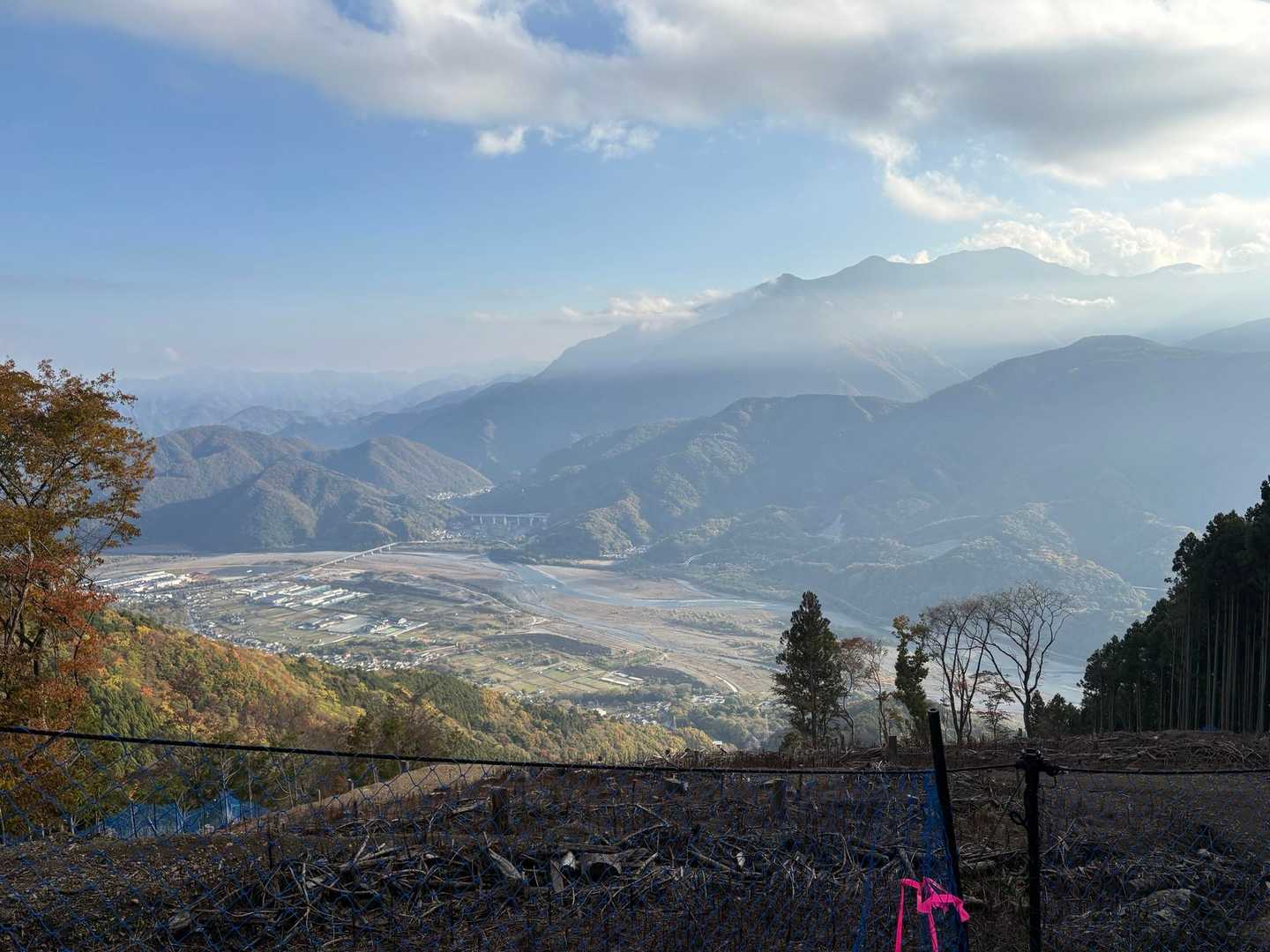 秋の朝もやの空気感、いいですよね。
林道に入りましたが、よく整備されて歩きやすさ満点。熊の出てくる雰囲気もありません。