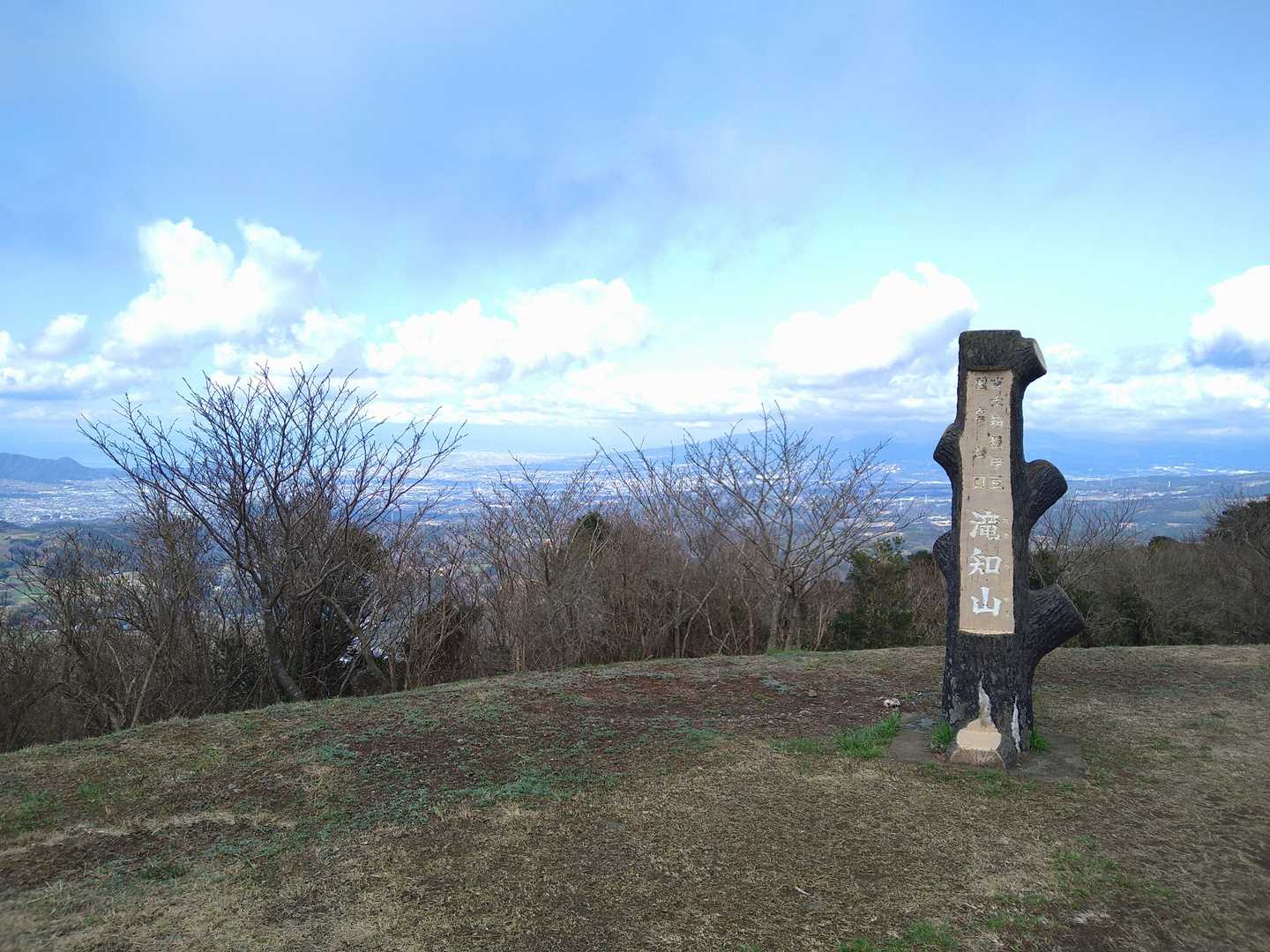 駐車場＝滝地山山頂です。