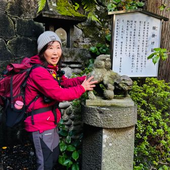 狛犬の土台が回ります。回しながら祈願。