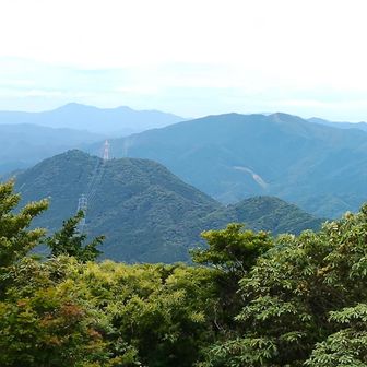 南西側　右に花尾山⛰️、左に雁飛山⛰️。
中央奥は、華山⛰️と鷹子山⛰️。
肉眼では、華山⛰️の左に、竜王山⛰️と鬼ヶ城⛰️も見えます　👀