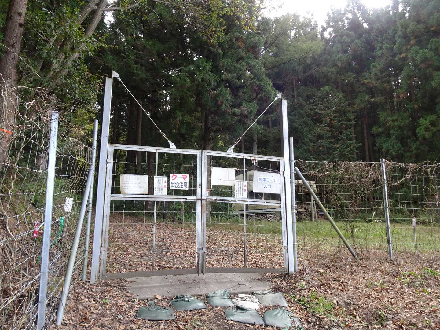 登山道入り口同様、ゲートを開け閉めします。