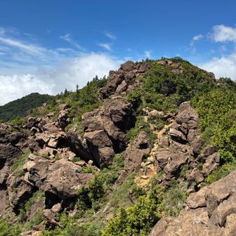 八巻山