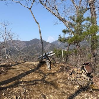 風の神登頂🙌
山頂標識倒れてるし、祠も崩れてる😭