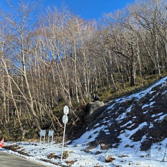 黒檜山（くろびやま）登山口
人生初のチェーンスパイク装着！
履くの簡単！歩くのもあまり違和感なし
想像以上に歩きやすいので、んん？