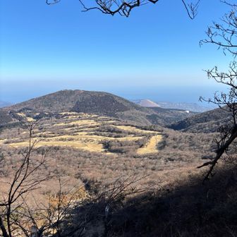 ゴルフ場と奥に小さく大室山
