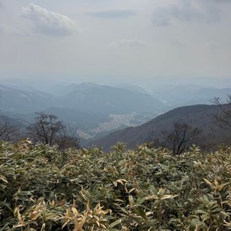 山頂の展望は良いが霞掛かっています。
さて下山します。