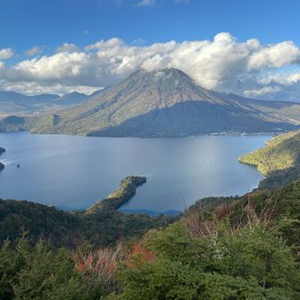 中禅寺湖と男体山🙌