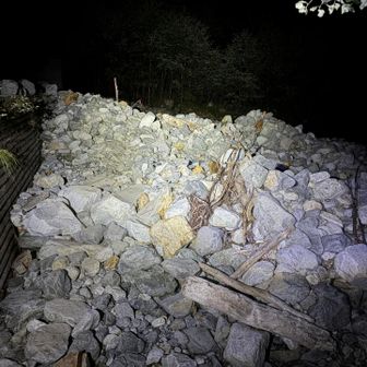 林道は終わりここから長い登山道
