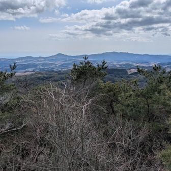 展望台に登ればこの景色が見れます。「あれが神峰山で…高鈴山、奥は太平洋」少しずつ茨城県の山々がわかってきました