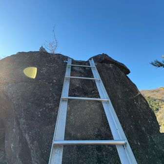 屏風岩へ登るハシゴ