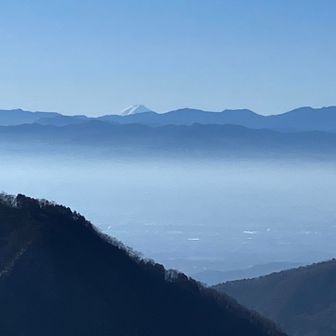 榛名富士山頂から見た富士山🗻の山頂あたりだけ見えています。