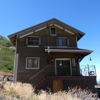 風もなく快適な山頂だったけど１５時のバスに乗りたいので早々に下山開始。仙丈小屋までの間に何か所か座れる場所あるから山頂以外で休憩もアリだな。小屋のトイレは小屋内での受付は不要、トイレの外の箱に２００円入れればよし。