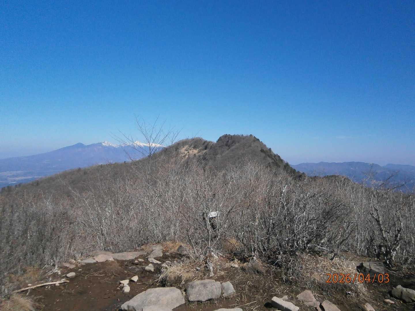 あれが先ほど越えてきた金ケ岳とバックに八ヶ岳連峰