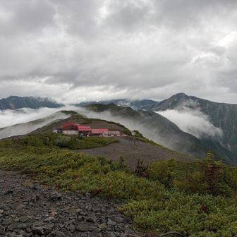 常念岳と蝶ヶ岳ヒュッテ。