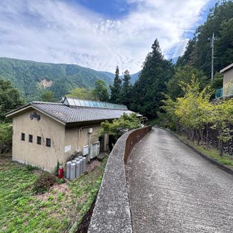 坂の下に見える建物が「つくたべかん」