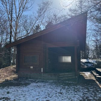 鷹ノ巣山避難小屋
立派な🛖

緊急用で常時使用はダメらしい