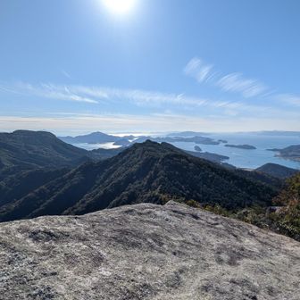 この岩の上に立ち上がるともっと美しい景色が見えるはず、と思ったけどムリです。