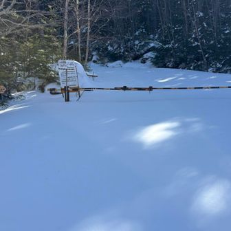 ゲートを超えて🚶‍♀️〜
ゲートから先は またトレースなし😂
スノーシューを付けて気合いを入れて💪🔥