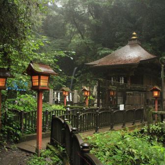 琵琶滝。滝よりも霞んだ天気の中の建物が厳かな静けさを醸しだしてくれていました。