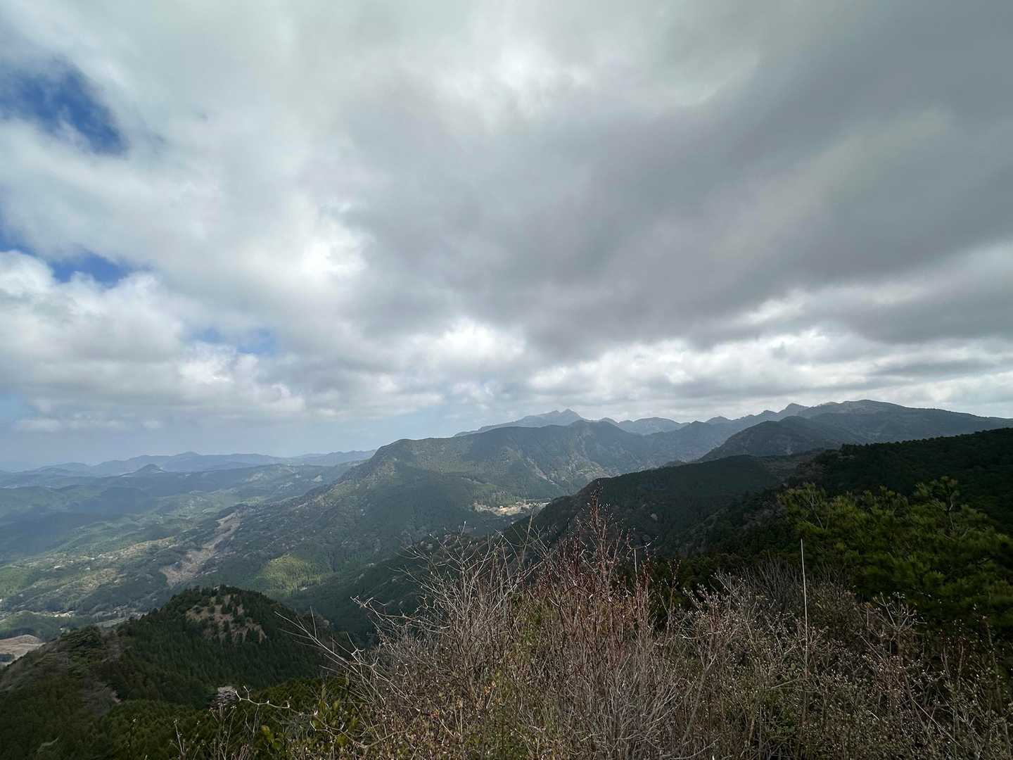 山頂から英彦山方面
天気がいいと最高でしょうね