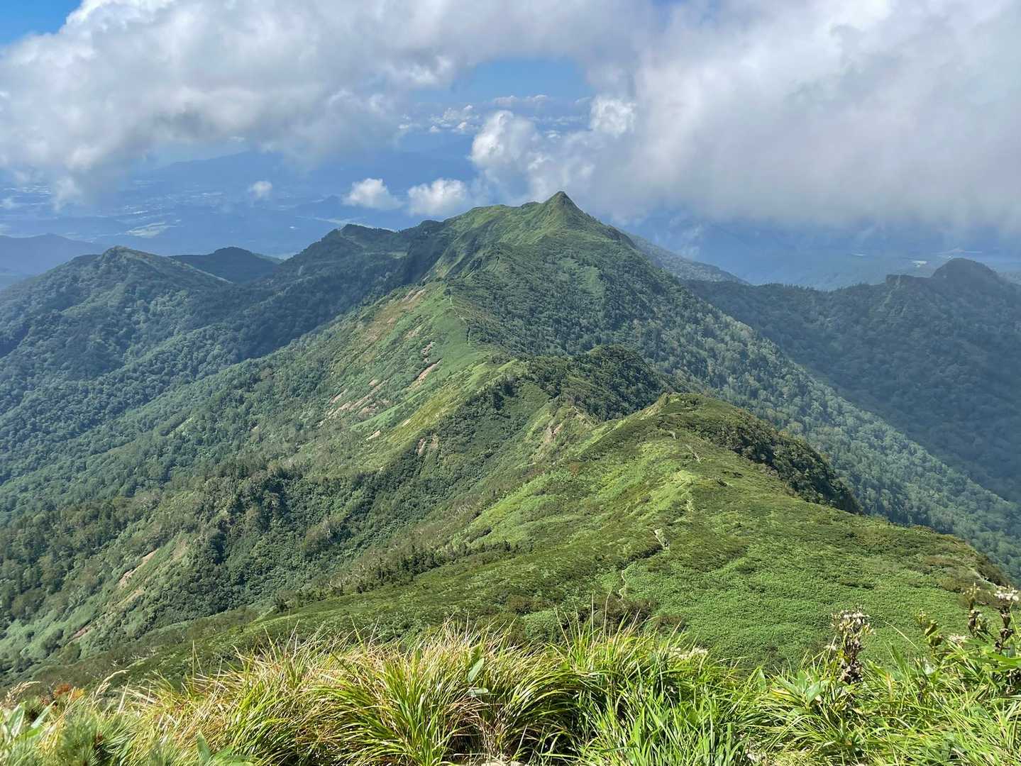 剣ヶ峰山へ続く稜線がカッコいい👍
この後、歩きますよ🎶