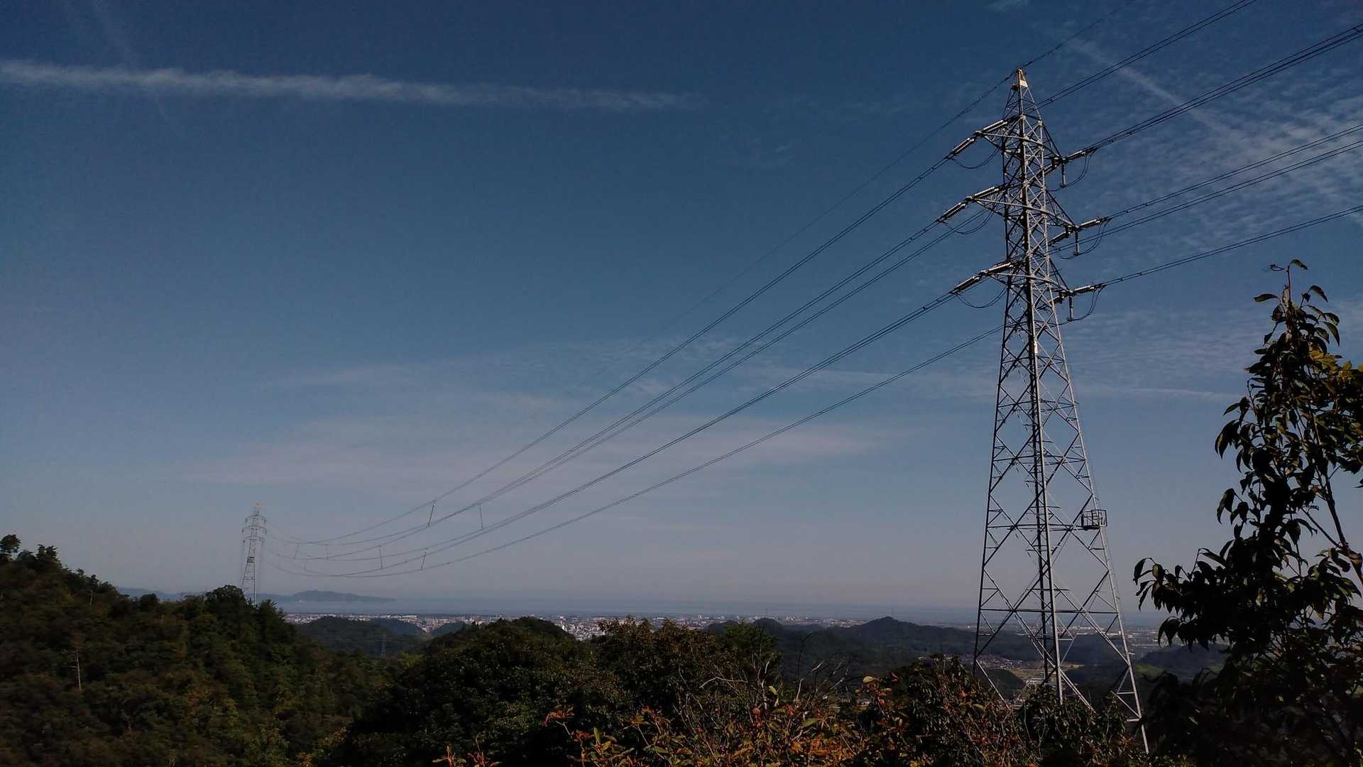この山は送電鉄塔がたくさんある