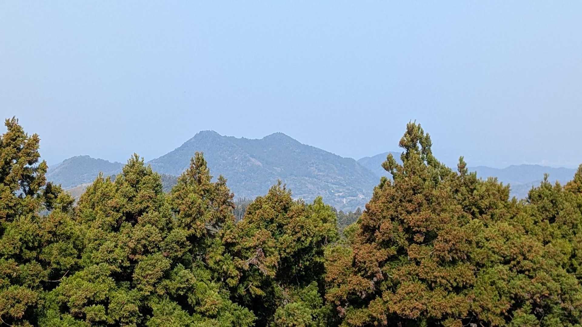 山頂からは双耳峰の富山が見えます。