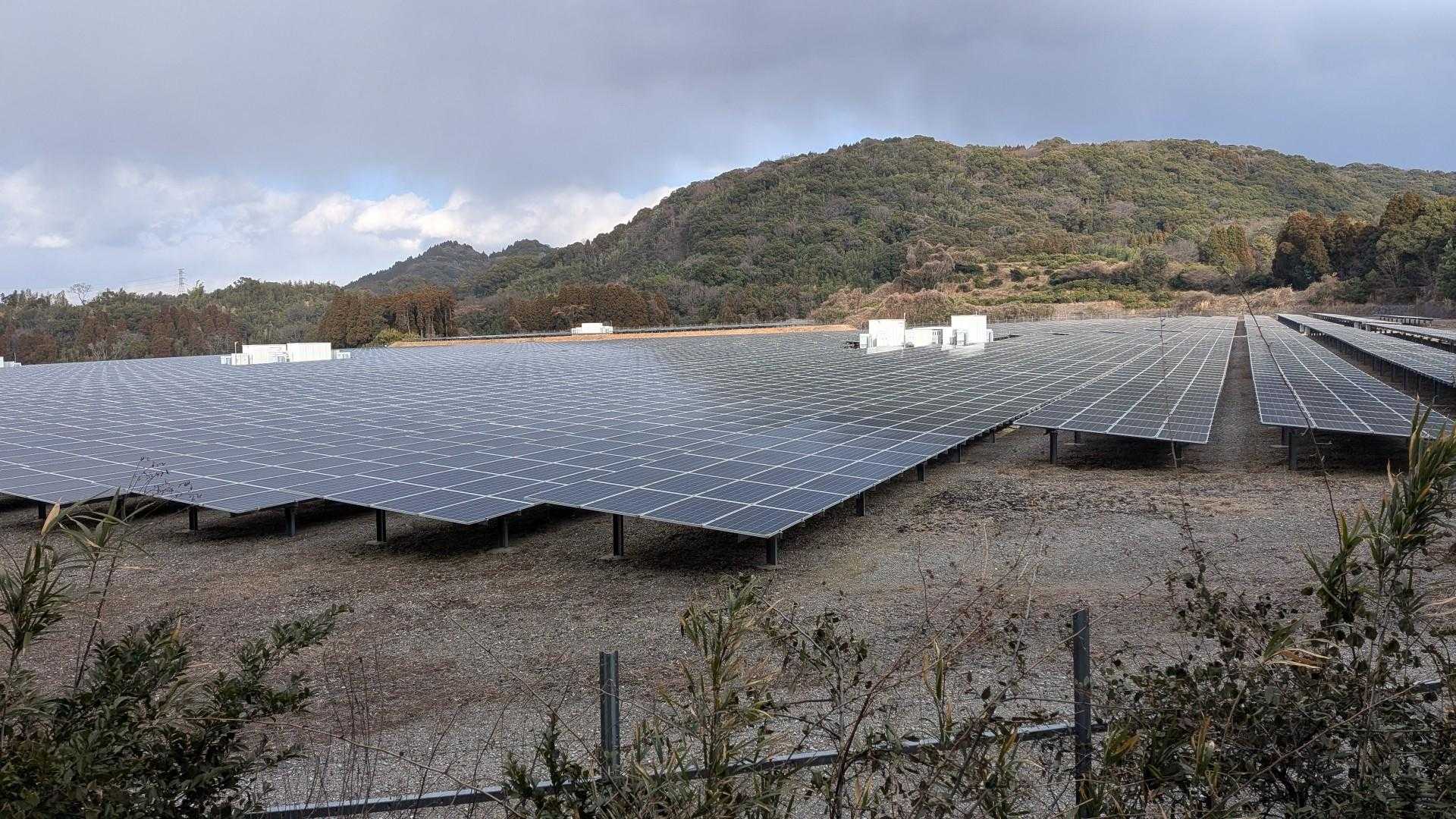 太陽光パネル、めちゃ広い敷地だ