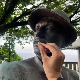 日本唯一のウェストンさんの全身像。
スカしているので燻製ナッツを食わしてみました💨