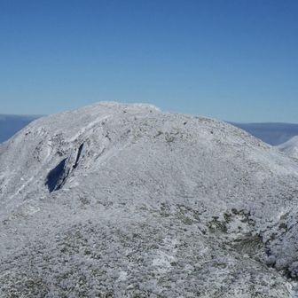 三本槍岳と右手に
甲子旭