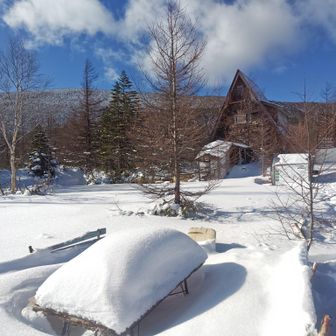 大河原ヒュッテに戻って来ました。ベンチに座って休憩してたけど寒いのでシェルターの方へ戻ります